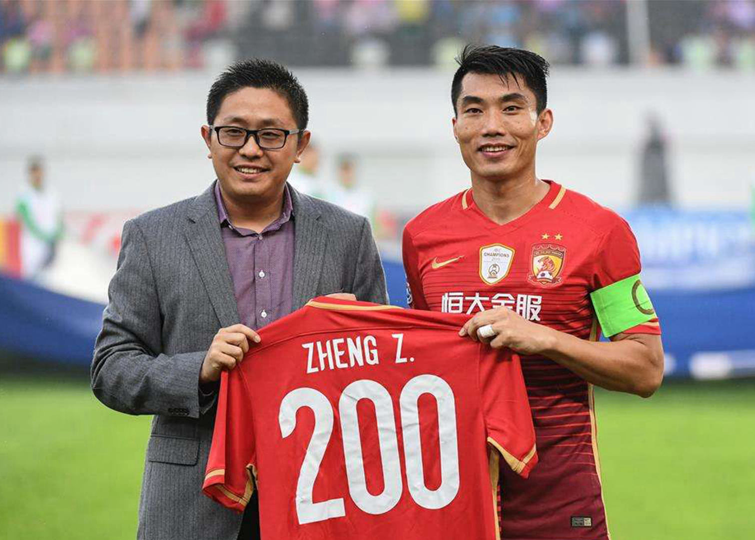 球迷：这人能飞吧？