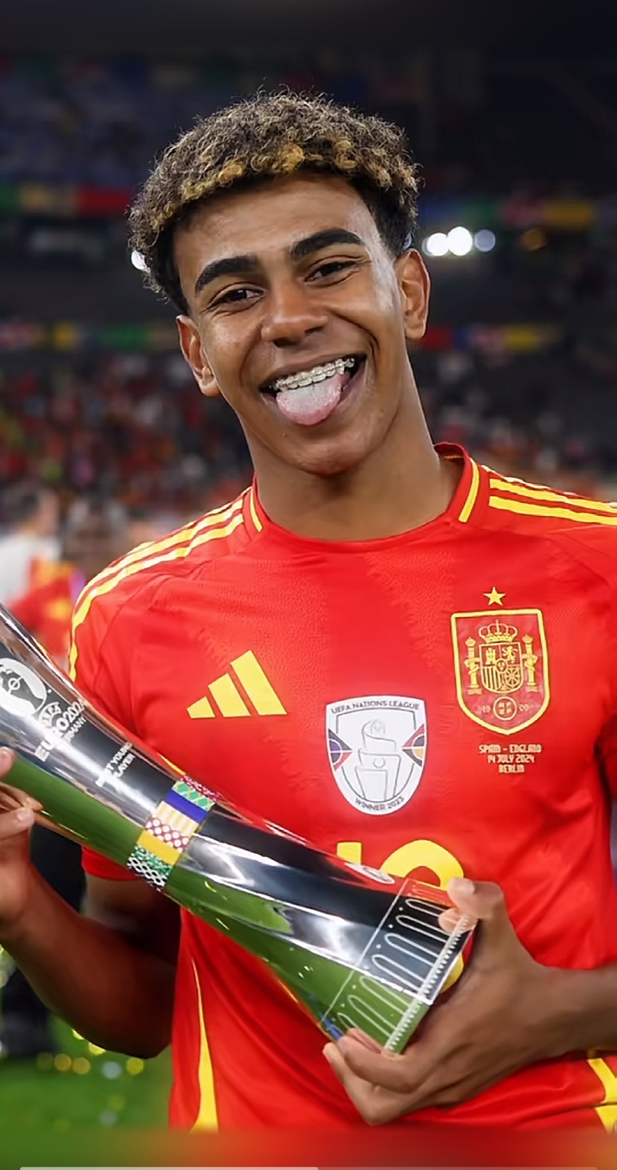 完美表现！哈维·西蒙斯半场传射建功，取得热刺生涯处子球