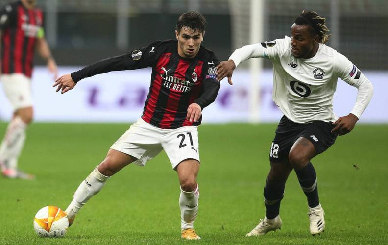 破防了！张本智和比手势，现场球迷给港队加油，日本队压力大