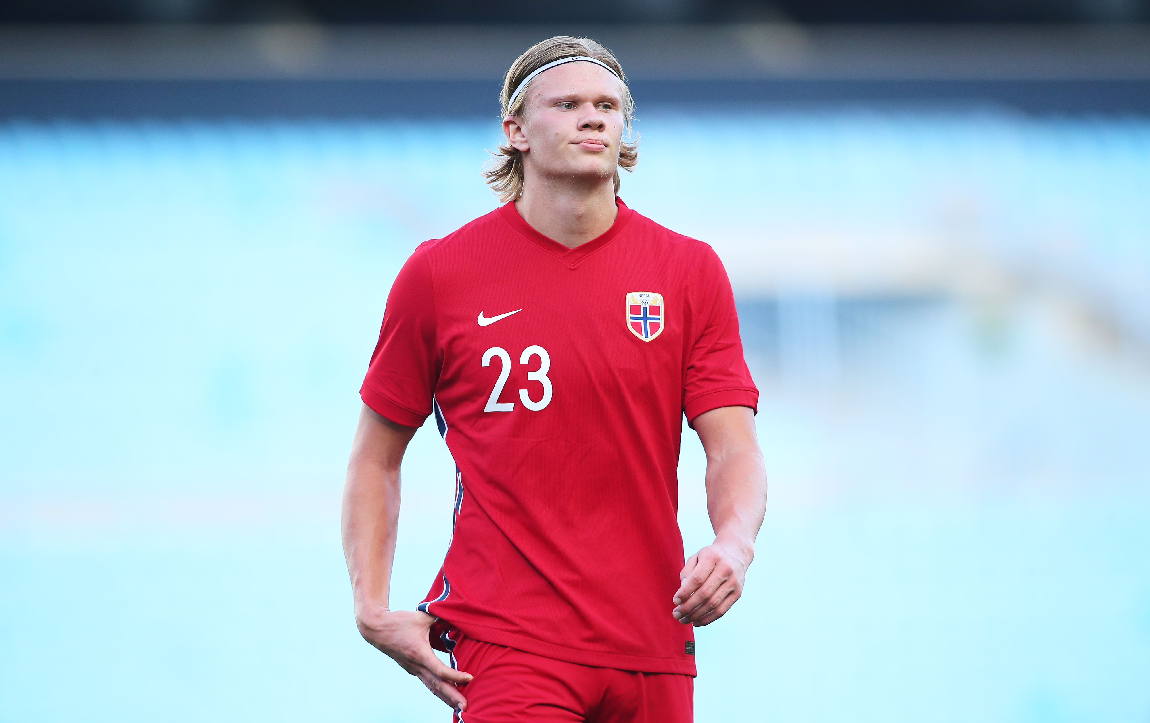 完成英格兰成年代表队首秀，夸安萨获赠纪念帽