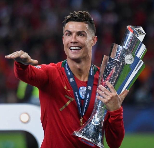 自己给自己颁奖！特朗普获首届FIFA和平奖 因凡蒂诺抛出争议言论